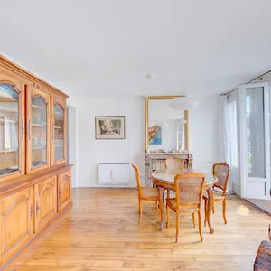 Apartment Quartier Latin 4p Au Pied Du Metro, Paris